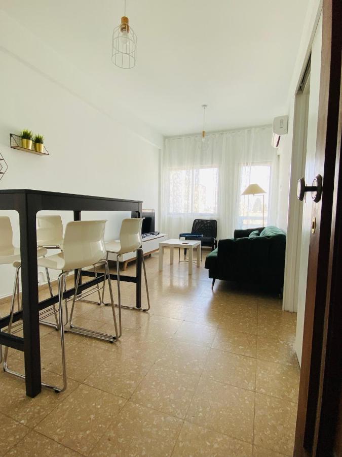 Simple One Bedroom Flat In Engomi Bagian luar foto