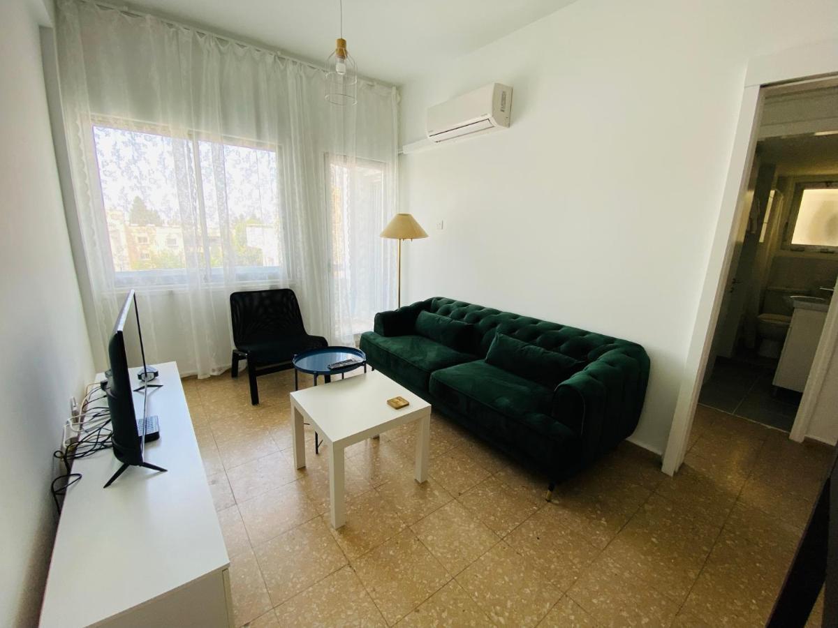Simple One Bedroom Flat In Engomi Bagian luar foto